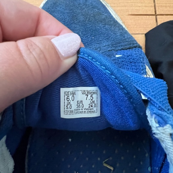 Vans - Picture 5 of 5